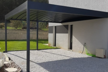 Carport attenant moderne alu gris sur terrasse gravier près maison jardin