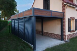 Carport-avec-Brise-vue-et-bandeau-bois