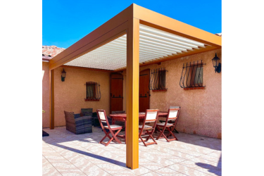 Pergola bioclimatique orange moderne sur terrasse aménagée. Lames blanches orientables. Espace repas et salon extérieur.