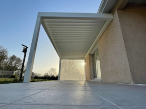 Pergola-bioclimatique-blanche-avec-store-zip-lateral