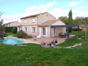 Pergola-bioclimatique-maison-piscine