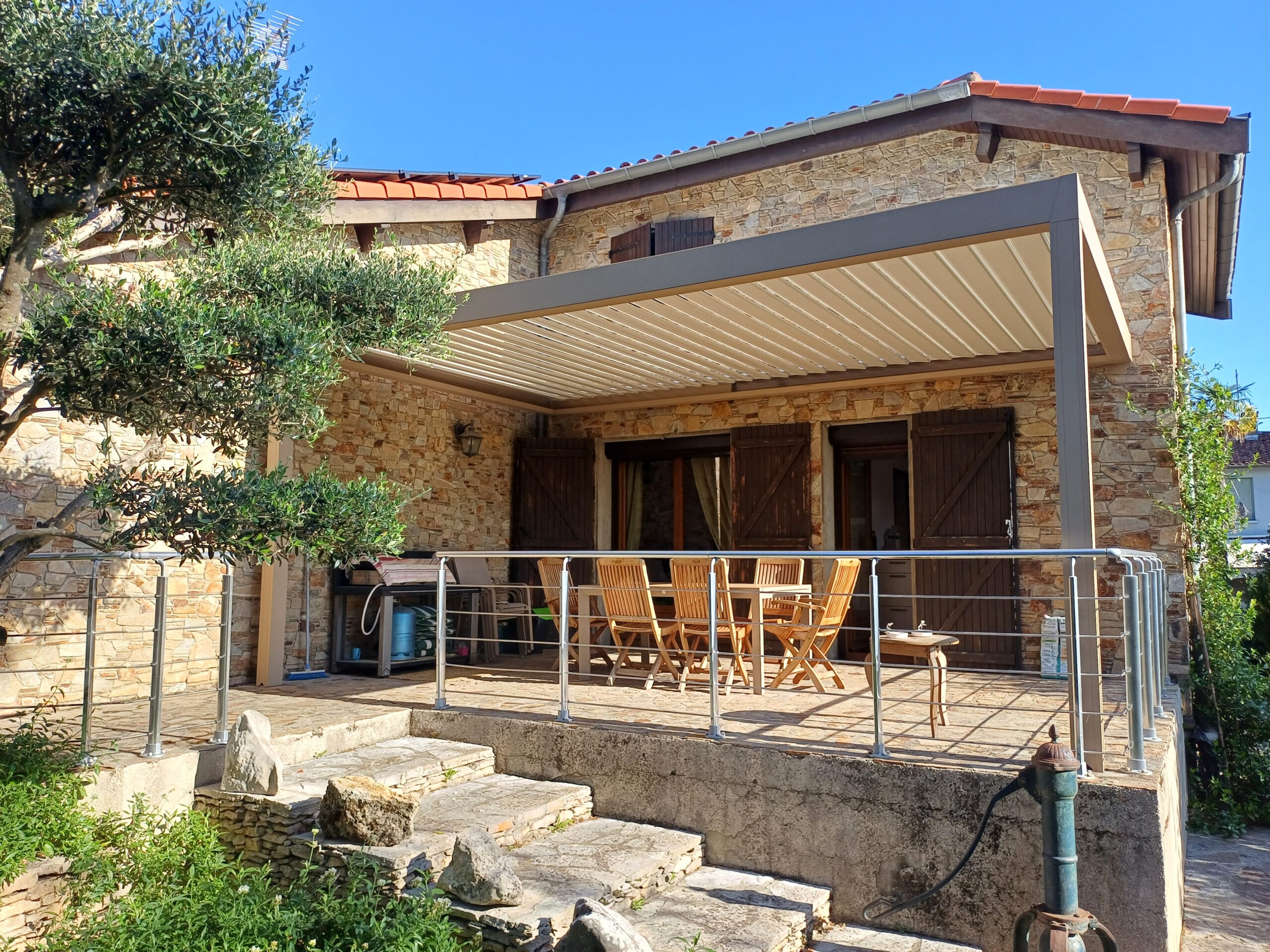 Pergola-bioclimatique-terrasse-maison