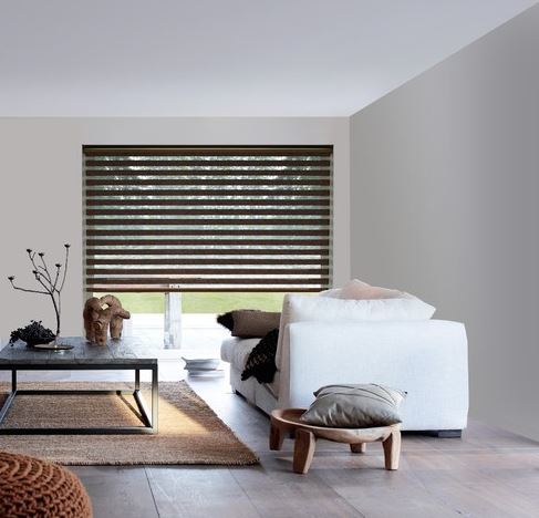 Store Jour Nuit Salon | Décoration Intérieure Moderne Salon moderne minimaliste avec store jour nuit à bandes marron, canapé blanc, table basse bois et sol parquet.
