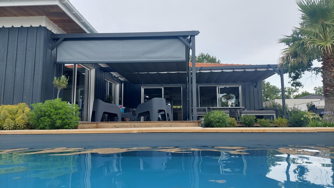 Pergola Vélum et stores verticaux autour piscine