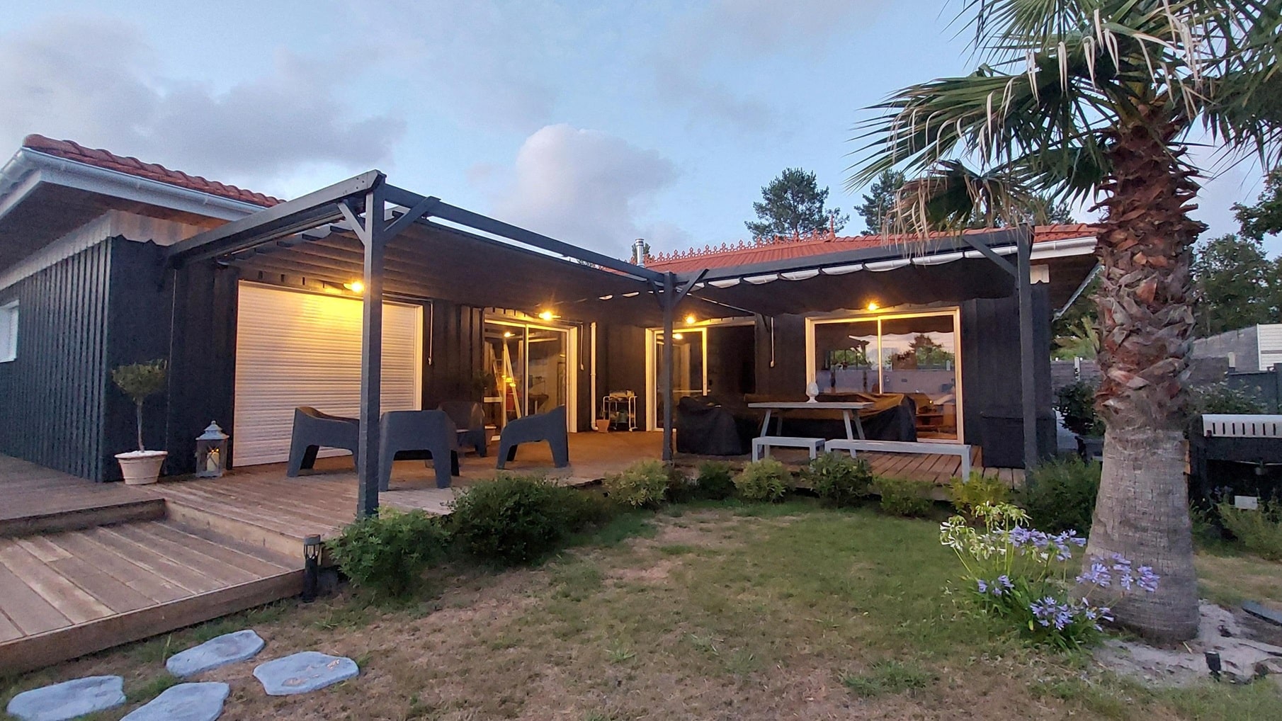 4 pergolas Vélum autour d'une piscine pour une protection solaire efficace
