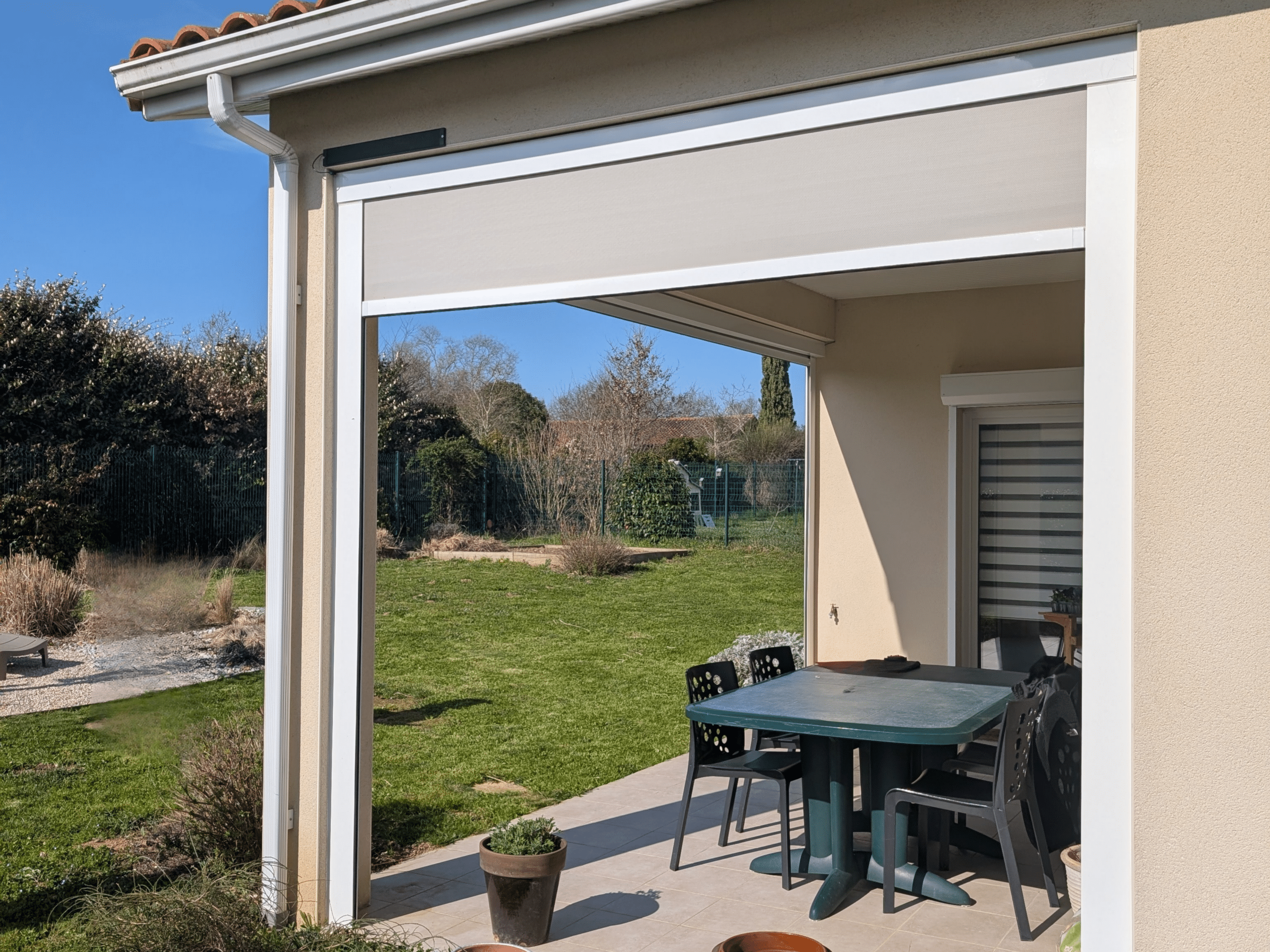 Store vertical solaire terrasse mi ouvert