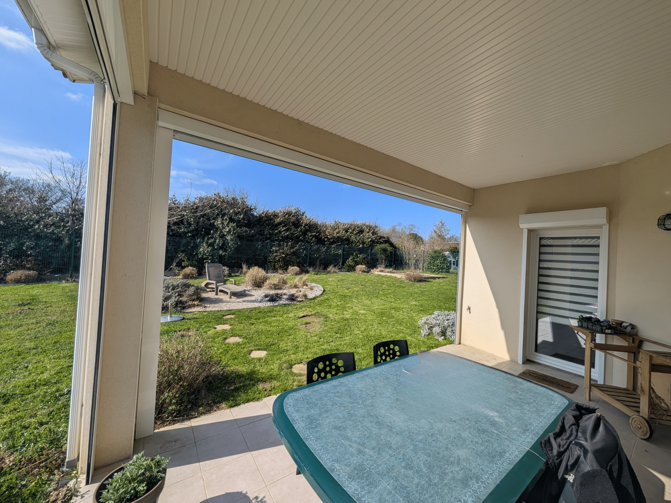 Store vertical terrasse ouvert avec vue sur jardin