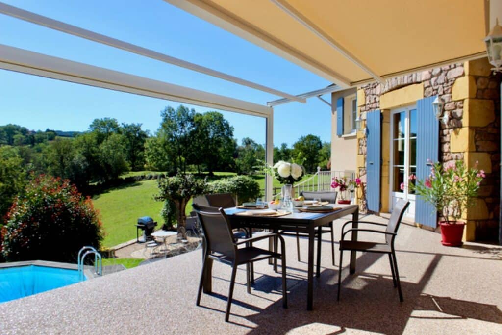 Terrasse ombragée sous pergola à toile rétractable - pergostore