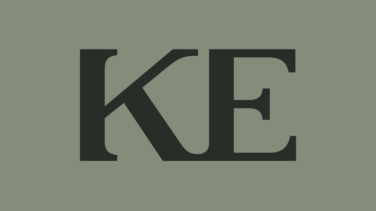 Lettres KE en gris foncé avec empattement sur fond vert sauge.