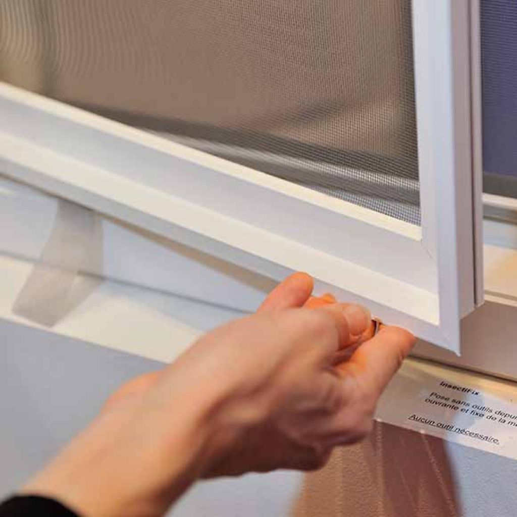 Installation d'une moustiquaire InsectiFix sans outils sur une fenêtre. Pose facile aucun outil nécessaire.